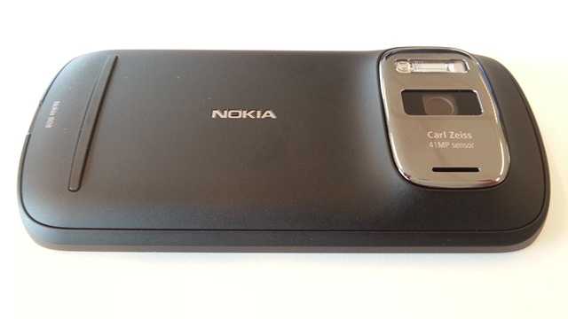 Nokia Pureview 808-Backside-Gizmolord.com.com Nokia Pureview 808
