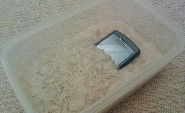 How To Save Drowned Smartphones 2 Phone kept in uncooked rice - Save drowned smartphone