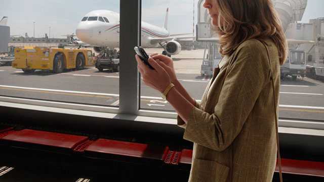 At The Airport Use Your Smartphone while You Travel At the Airport